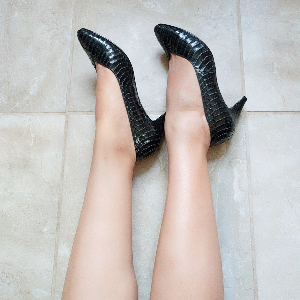 HOLD Vintage 1980s Van Eli Black Python Real Snakeskin Pumps 7.5